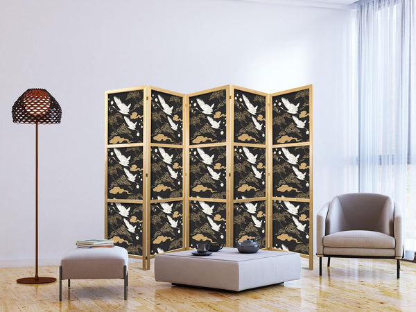 Paravento giapponese - Oriental impressions - decorative pattern with a motif of flying cranes on a dark background
