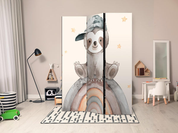 Paravento - Happy Sloth - Sloth in Muted Colors - Wearing a Cap - Sitting on a Rainbow Among the Stars