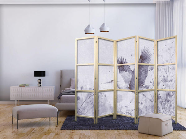 Paravento giapponese - Majestic flight - a crane in flight in monochrome, cool colours