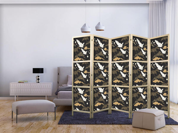 Paravento giapponese - Oriental impressions - decorative pattern with a motif of flying cranes on a dark background