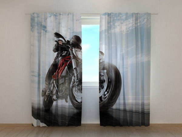 Foto Tende Motociclista su Super Strada di Montagna