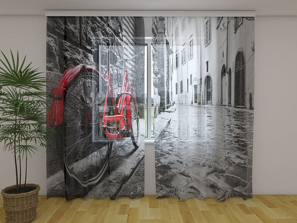 Foto Tende con Stampa Bici Rossa in Città in Bianco e Nero