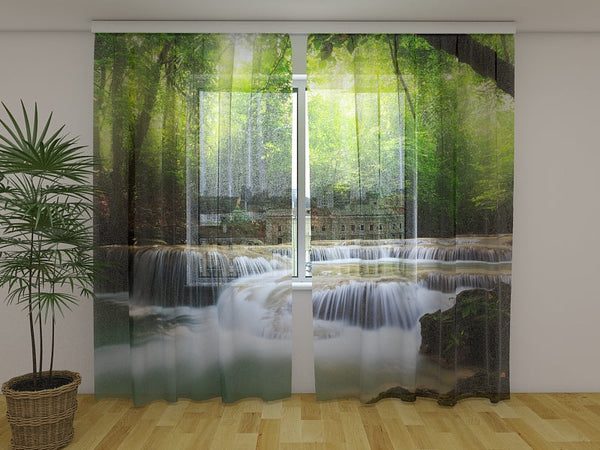 Foto Tende con Stampa Cascata nella Foresta in Primavera