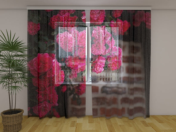 Foto Tende con Stampa Cespuglio di Rose Rosa sul Muro di Mattoni