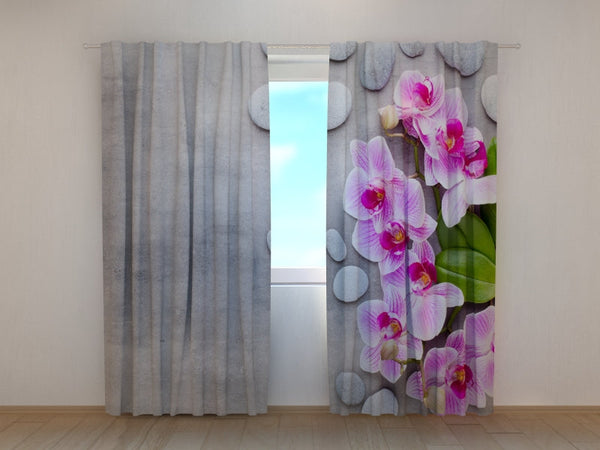 Foto Tende con Stampa Delicate Orchidee Rosa e Pietre
